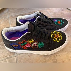 Vans for girls, size 1.5Y, black with flowers designs, in a very good condition